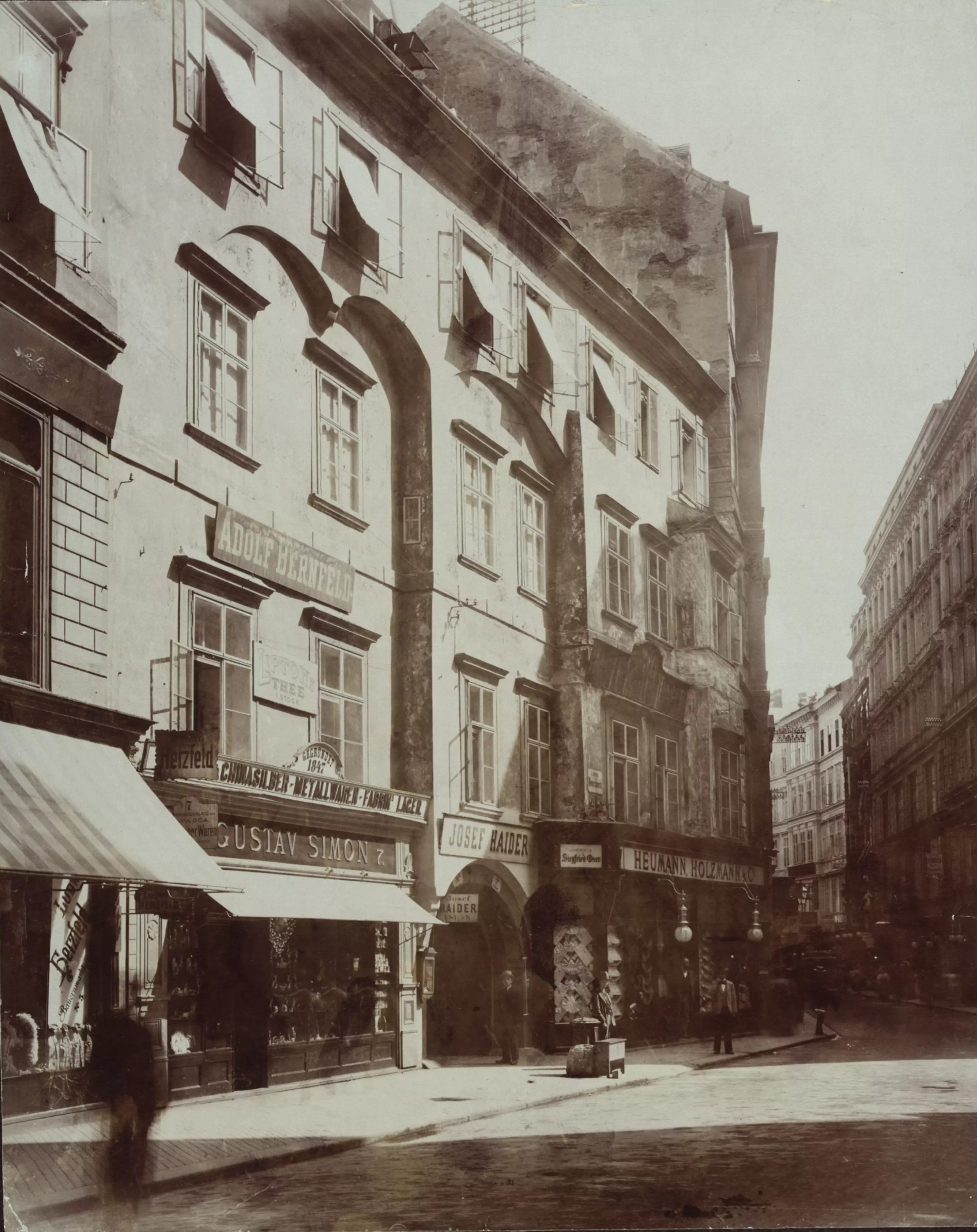 Das Zacherlhaus Blick in die Landskrongasse um 1900 [5]