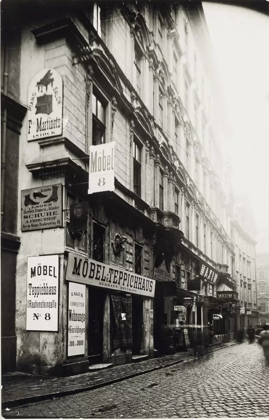 Rauhensteingasse 8 - Mozarthof Blick Richtung Weihburggasse, um 1900[10]
