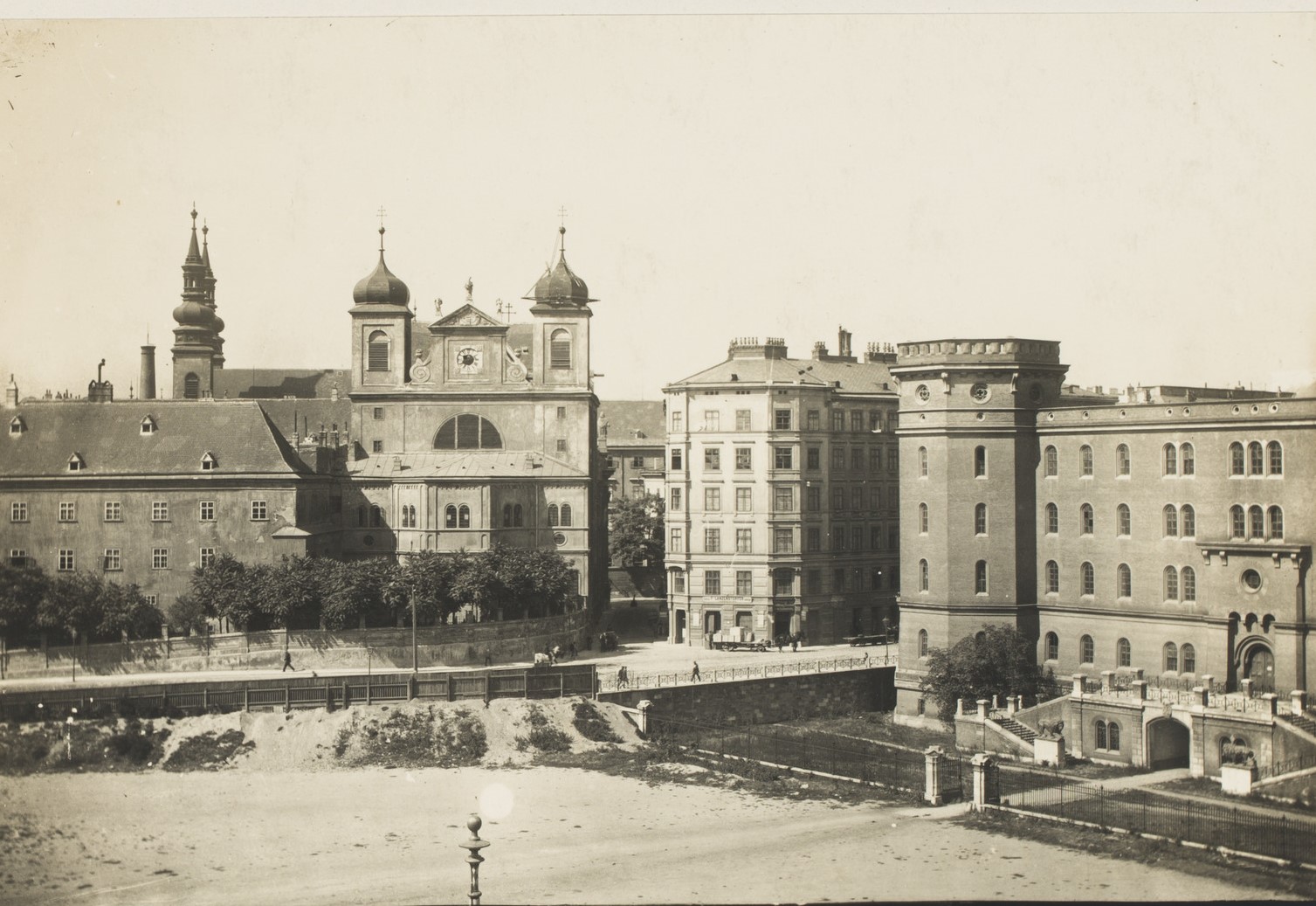Das Kloster, daneben die Kaserne, um 1900 [7]