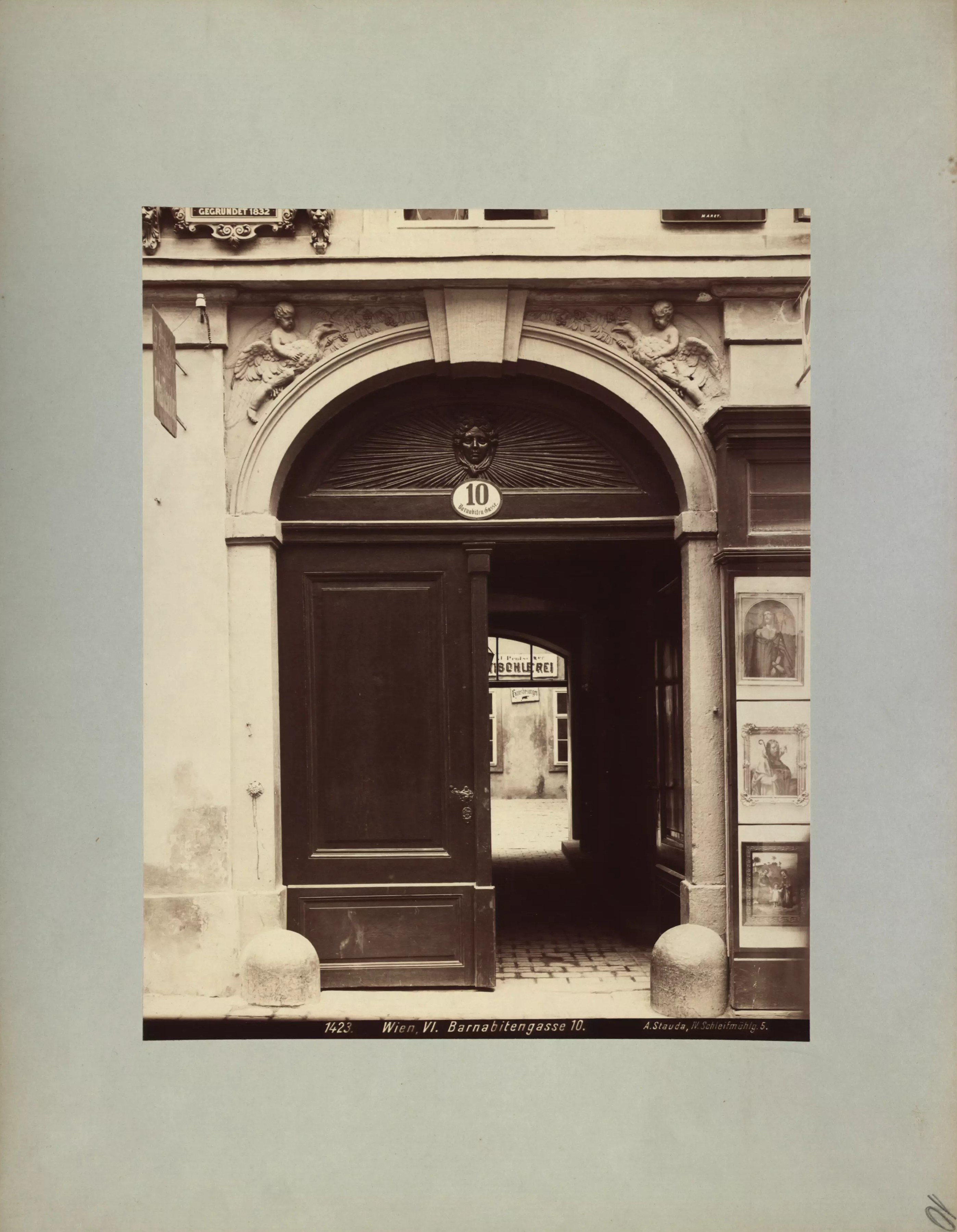 Das Portal um 1903<ref>August Stauda (Fotograf), 6., Barnabitengasse 10 - Detail - Portal, um 1903, Wien Museum Inv.-Nr. 28838, CC0 (https://sammlung.wienmuseum.at/objekt/101047/)