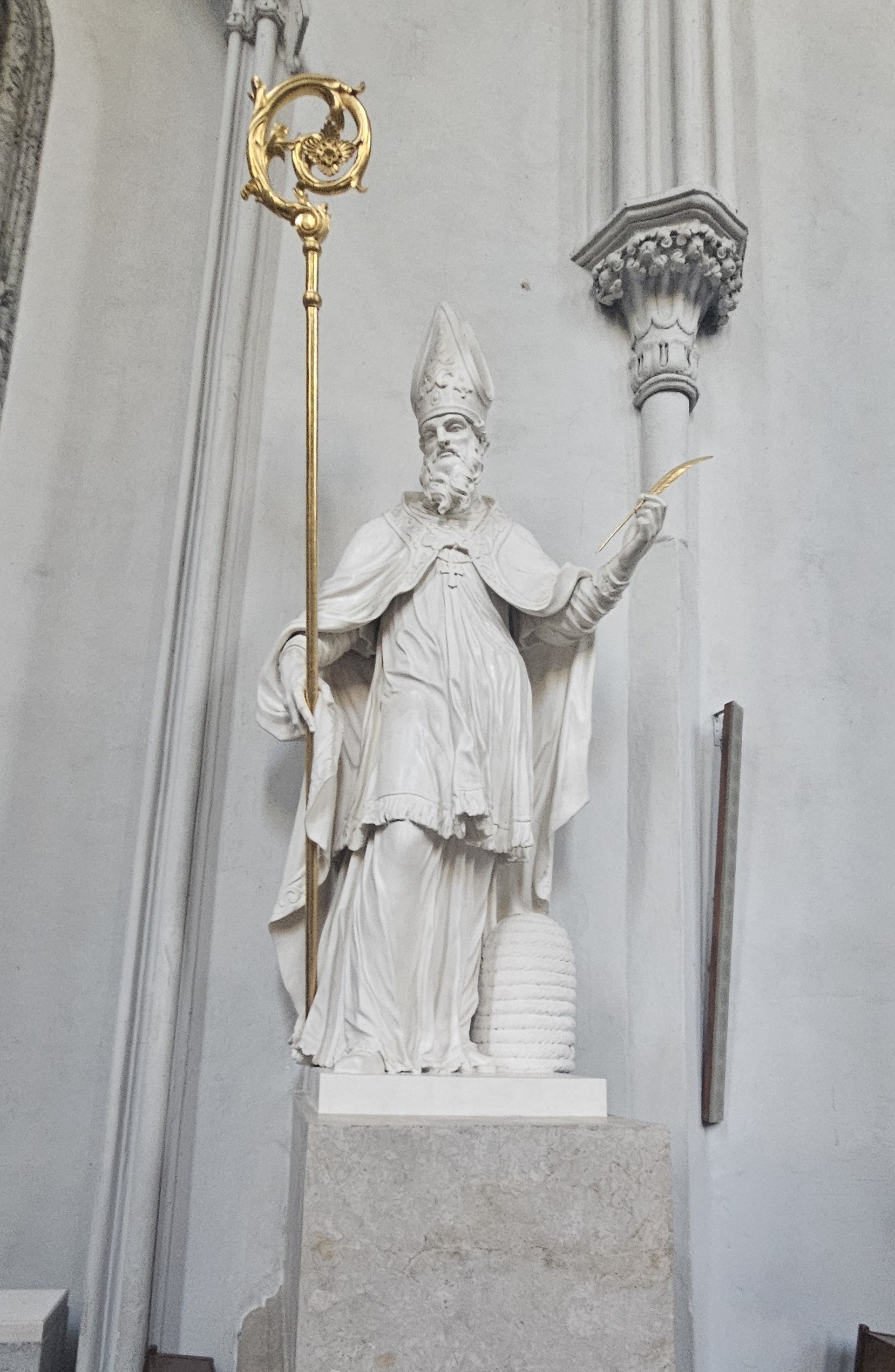 Statue des hl. Ambrosius in der Augustinerkirche