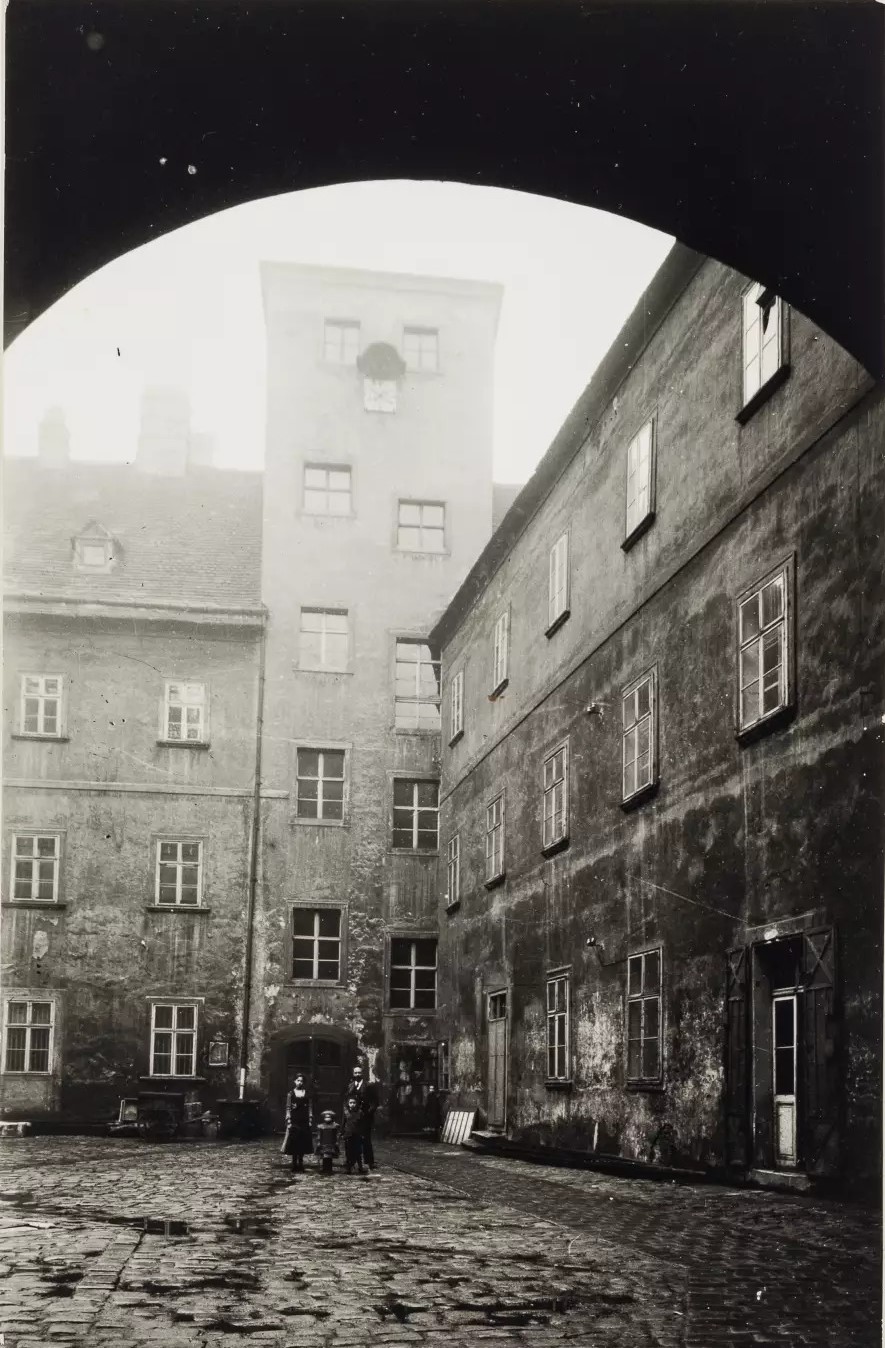 Blick in den Hof um 1900[10]