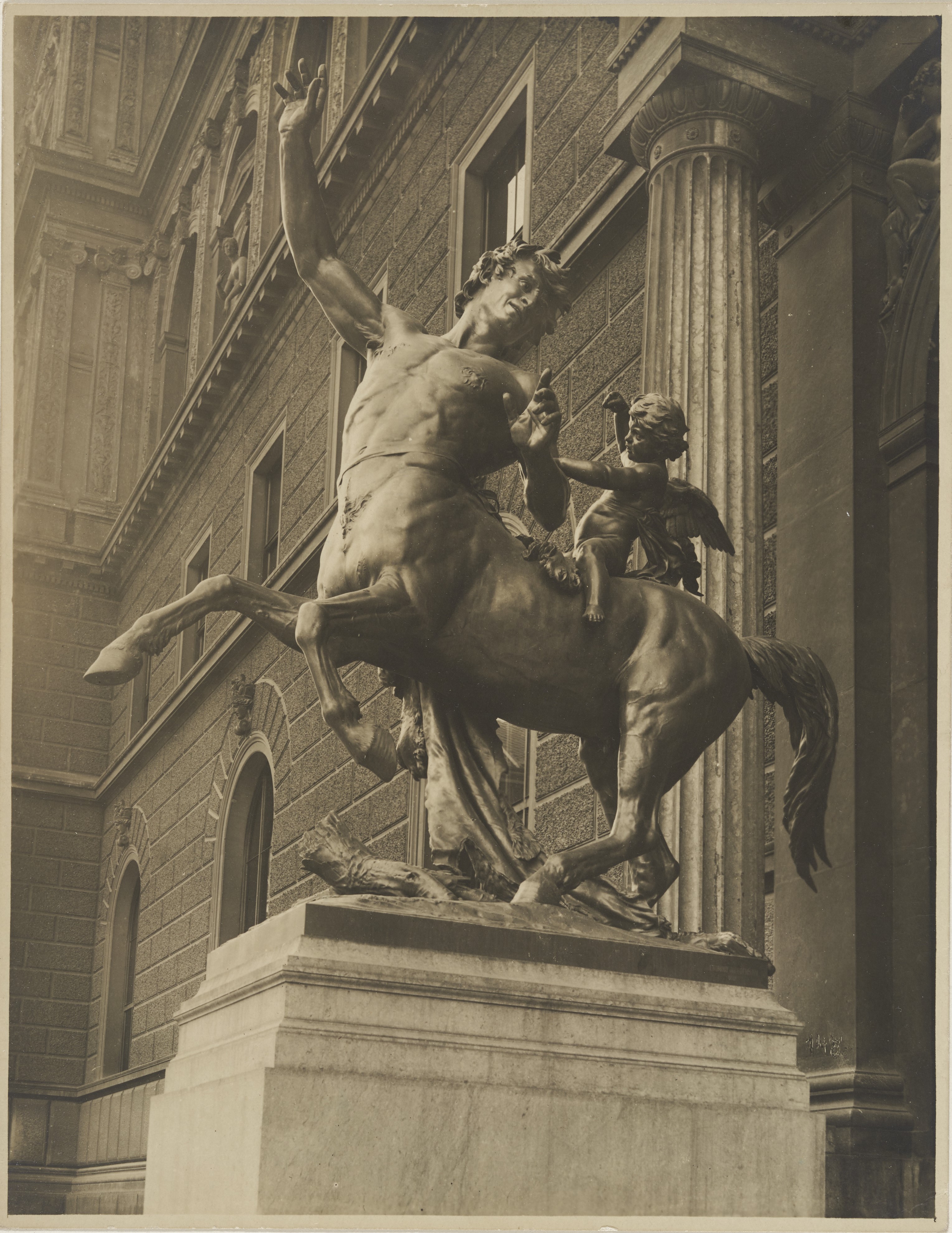 Kentaur an der Freitreppe E. v. Hofmann, um 1900 [11]