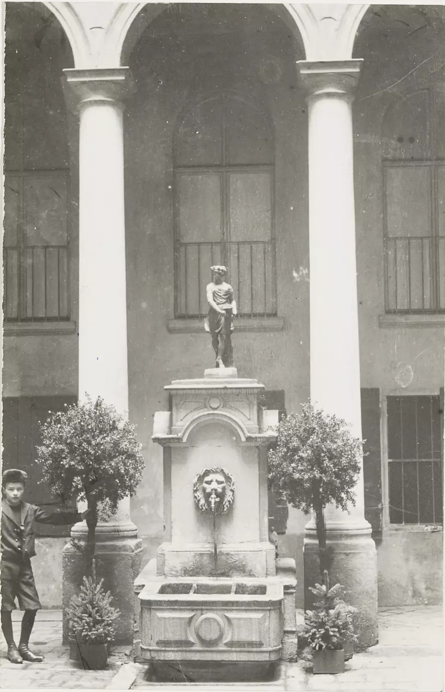 Rauhensteingasse 8 - Mozarthof, INnenhof, Mozartbrunnen, um 1900[11]