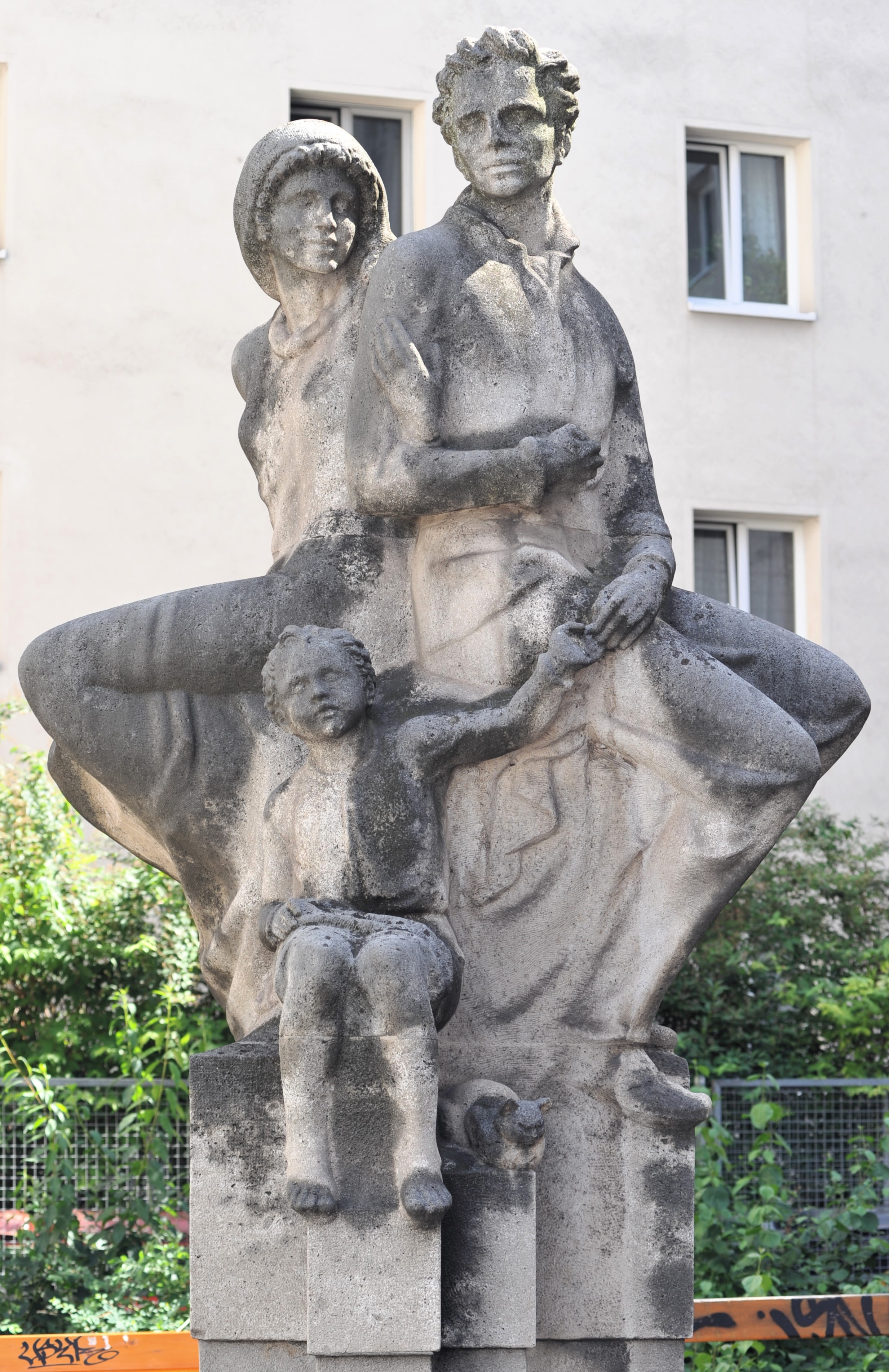 Die Familie - Natursteinplastik v. Margarete Hanusch_Frontseite [1]