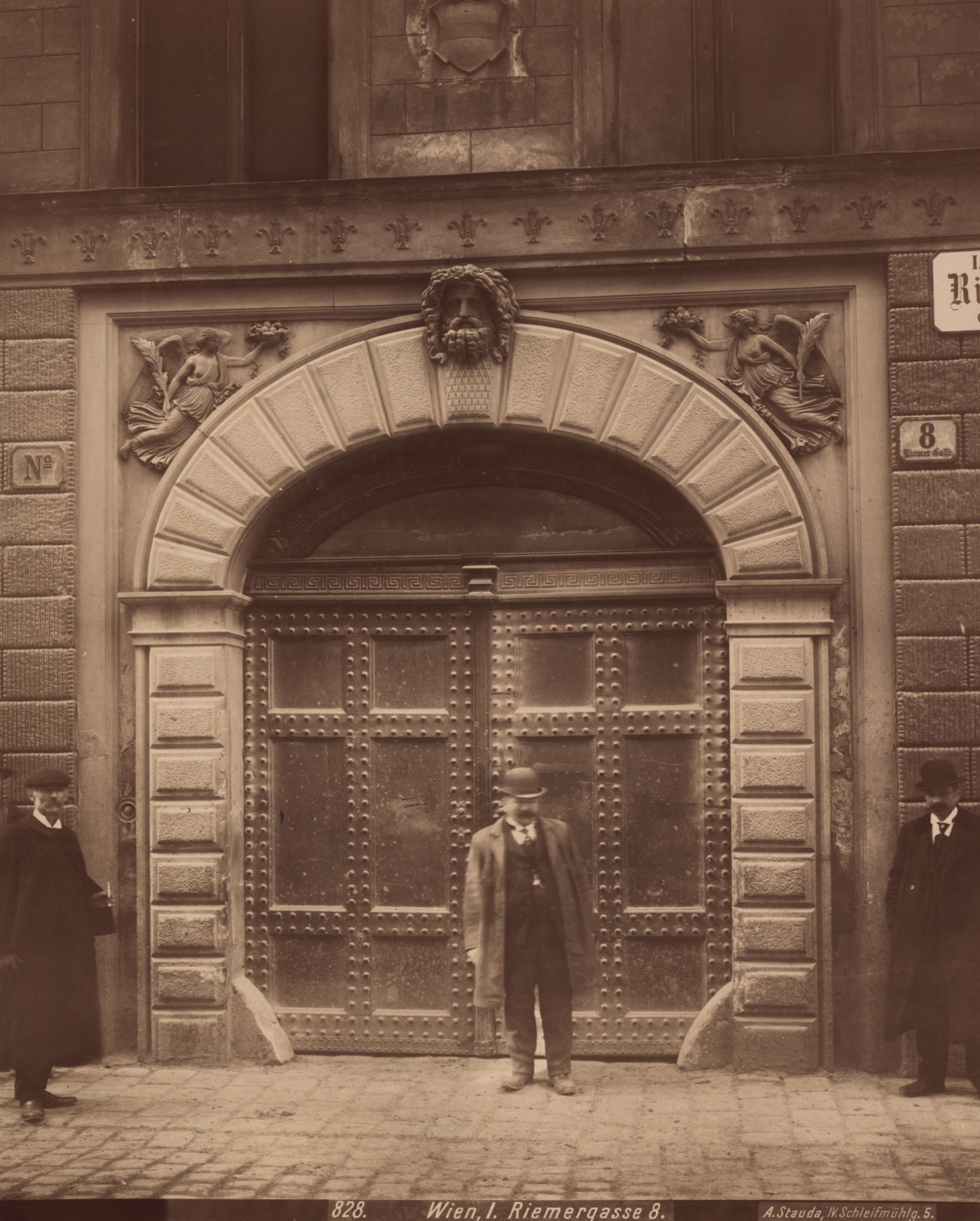 Portal mit Reliefen um 1902 [3]