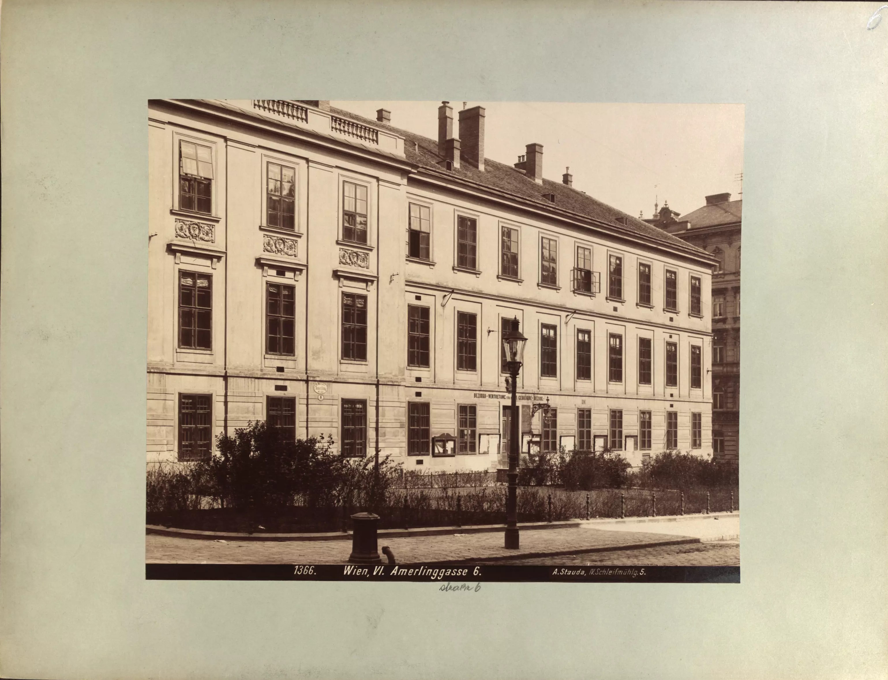Palais Kaunitz-Esterhazy um 1903<ref>August Stauda (Fotograf), 6., Amerlingstraße 5 - Esterházypalais (Palais Kaunitz-Esterhazy), um 1903, Wien Museum Inv.-Nr. 28361, CC0 (https://sammlung.wienmuseum.at/objekt/101033/)<ref>