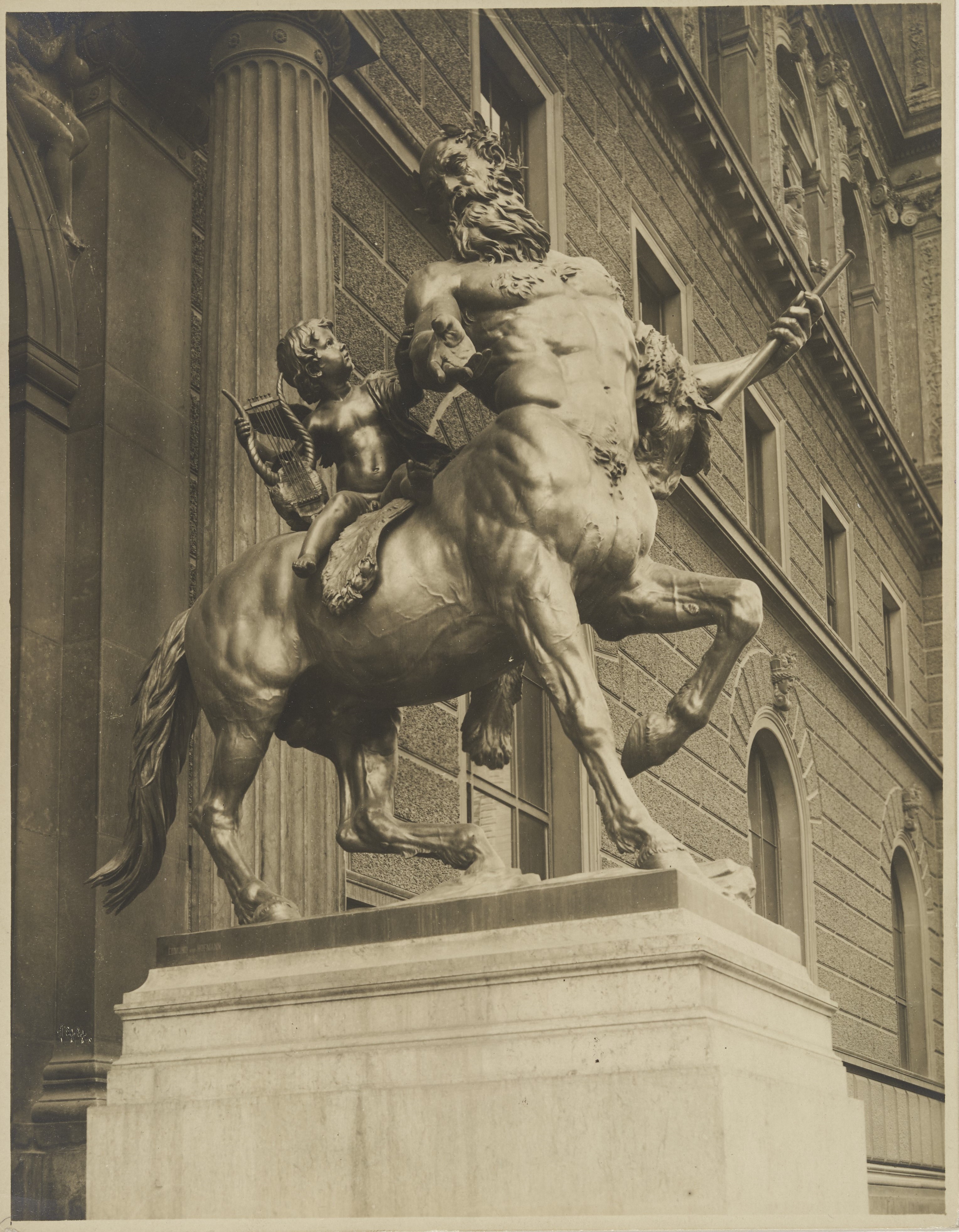 Kentaur an der Freitreppe von E. v. Hofmann, um 1900 [10]