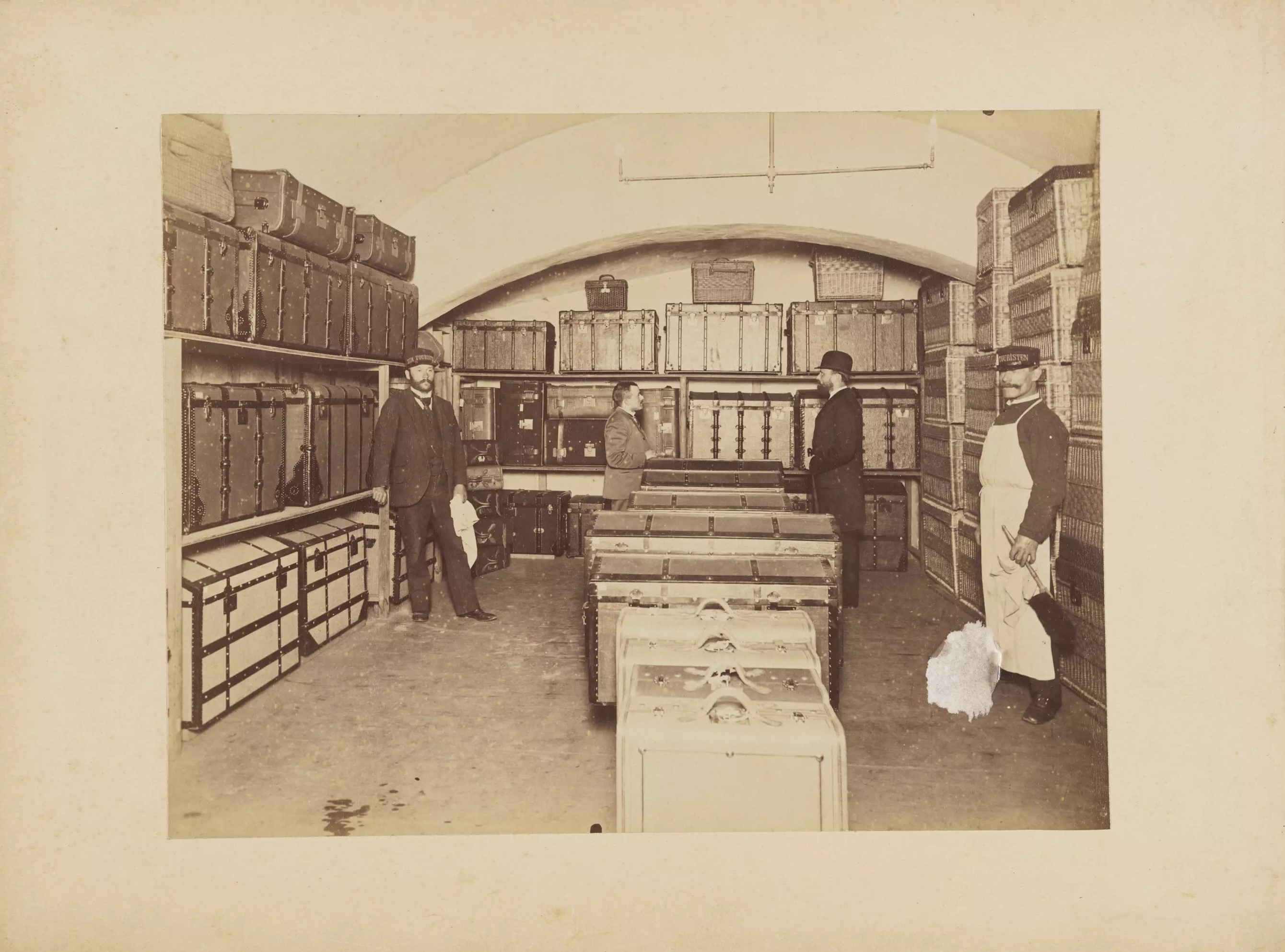 Innenaufnahmen von August Sirks Geschäft „Zum Touristen“, Abteilung für Reisekoffer und Reisekörbe [2]