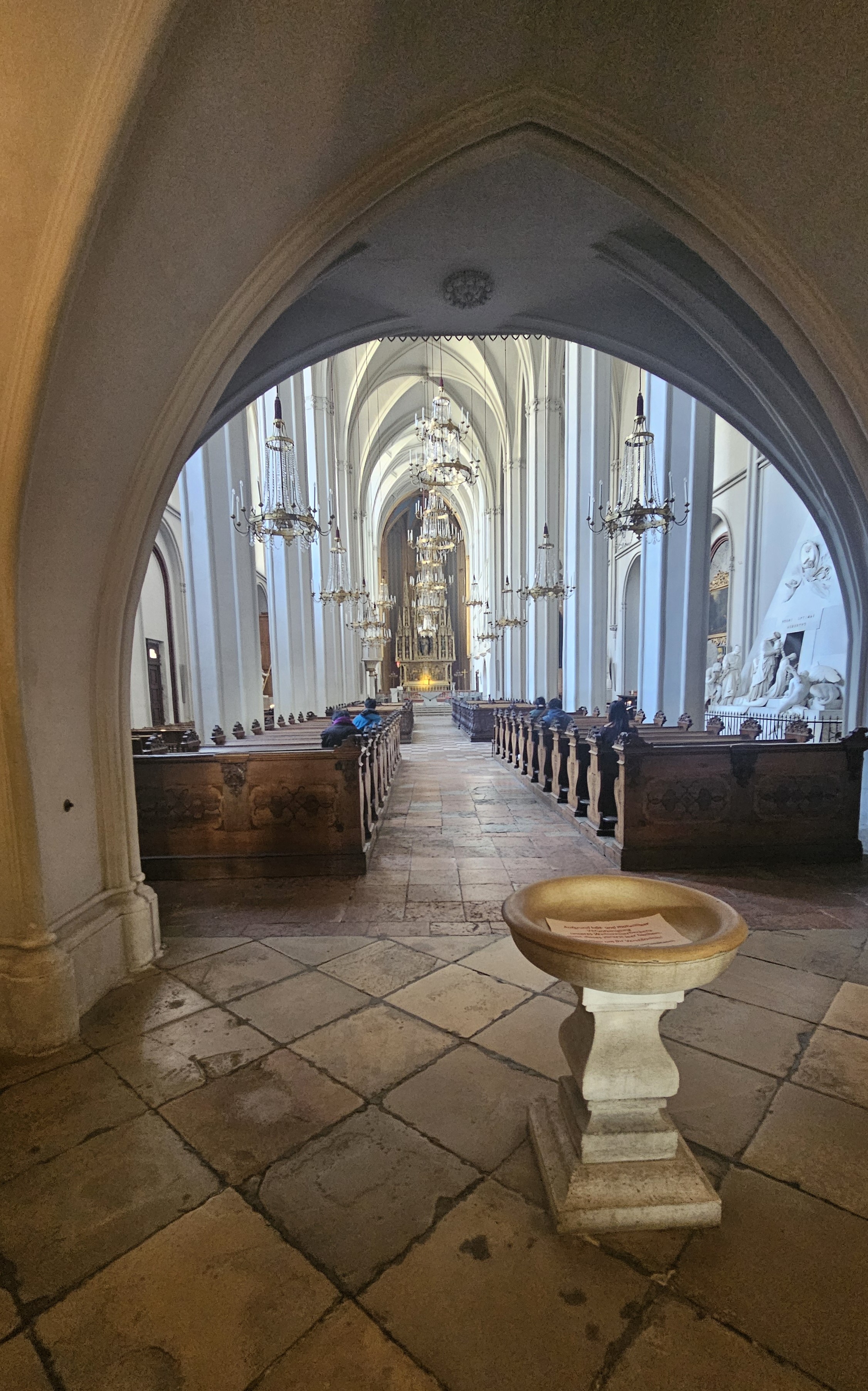 Weihwasserbecken im Eingangsbereich der Augustinerkirche