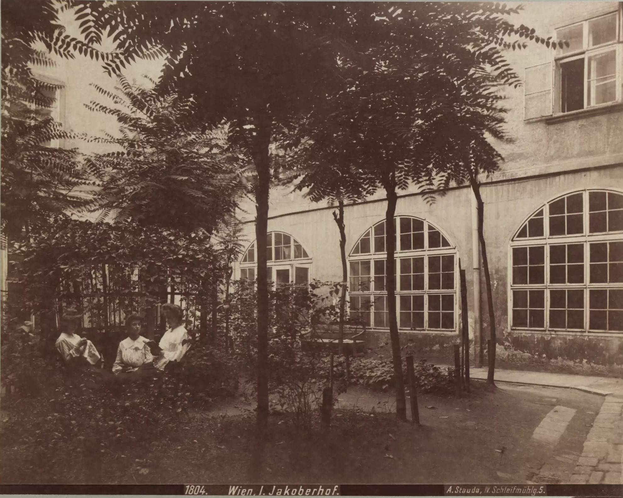 Innenhof, 1904[9]