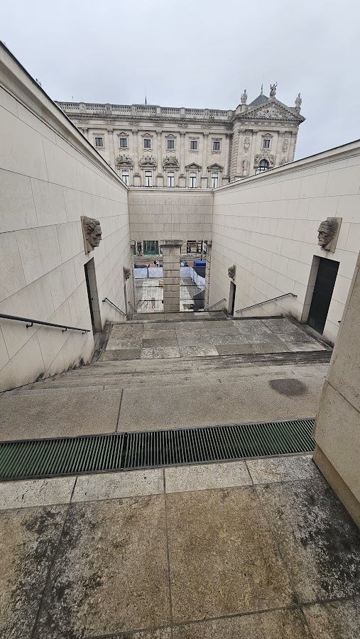 Treppenaufgang zum Heldendenkmal