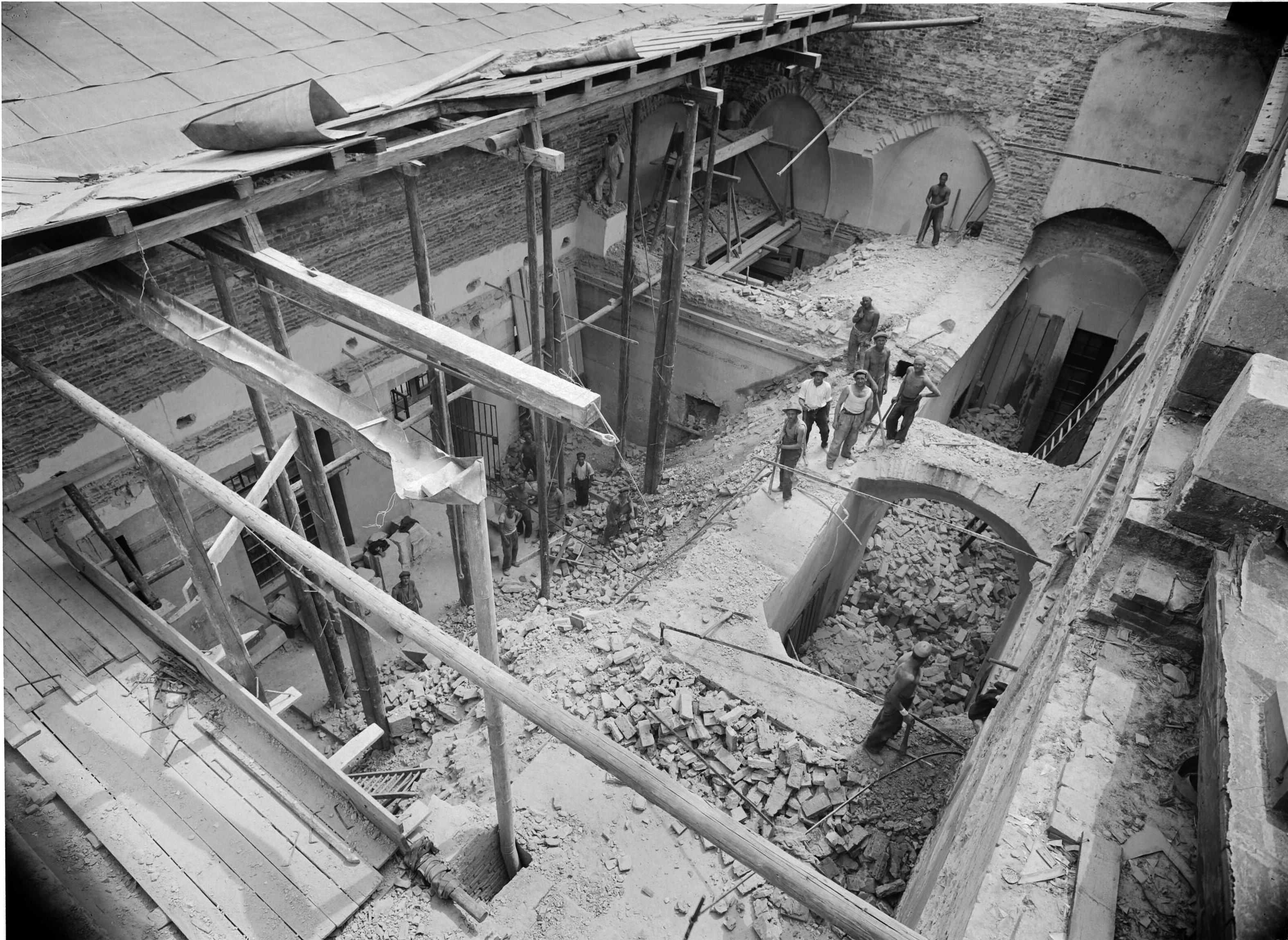 Äußeres Burgtor, Umbau zum Heldendenkmal, 1934[10]