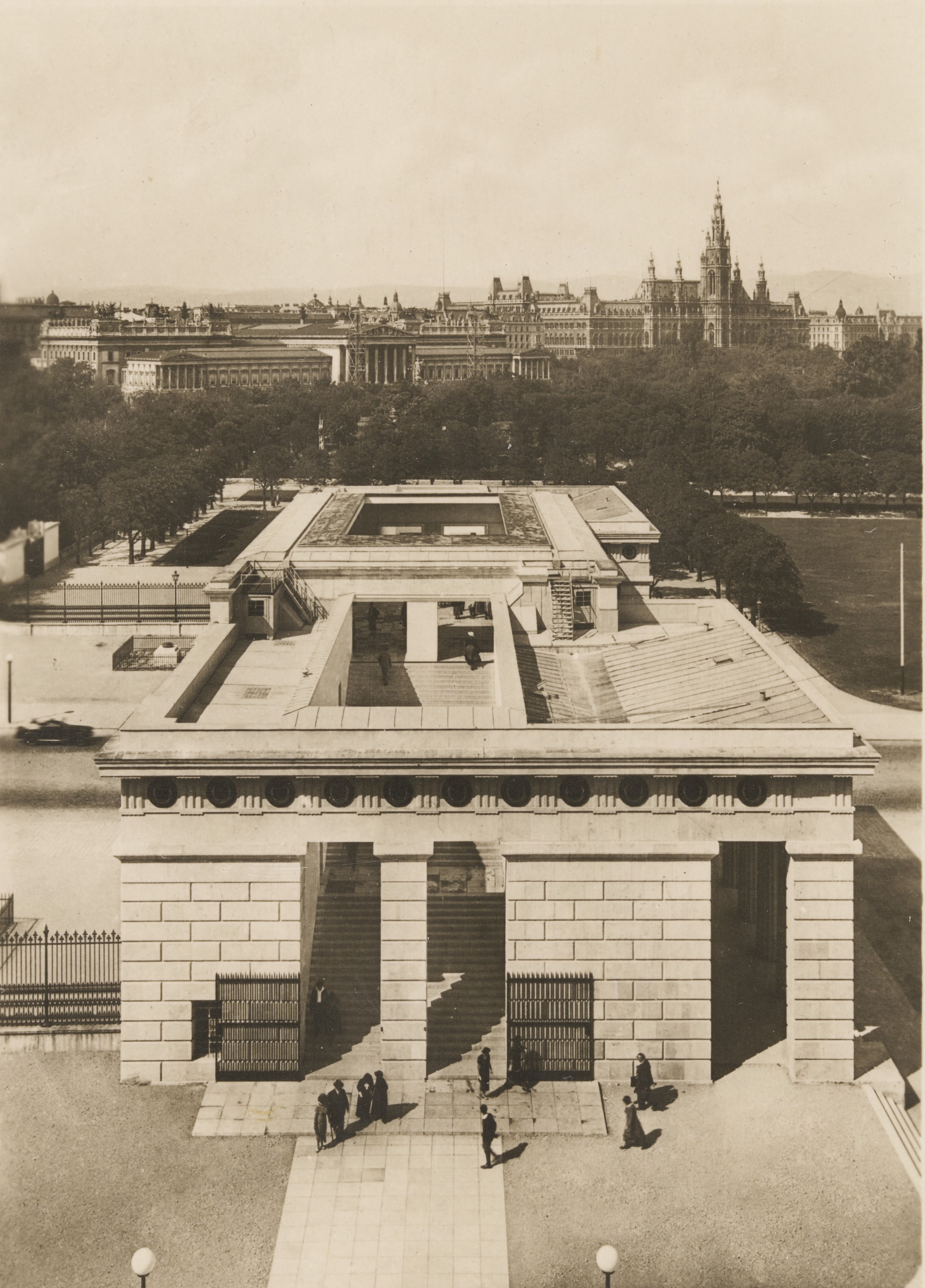 Äußeres Burgtor, Heldendenkmal, 1930[9]