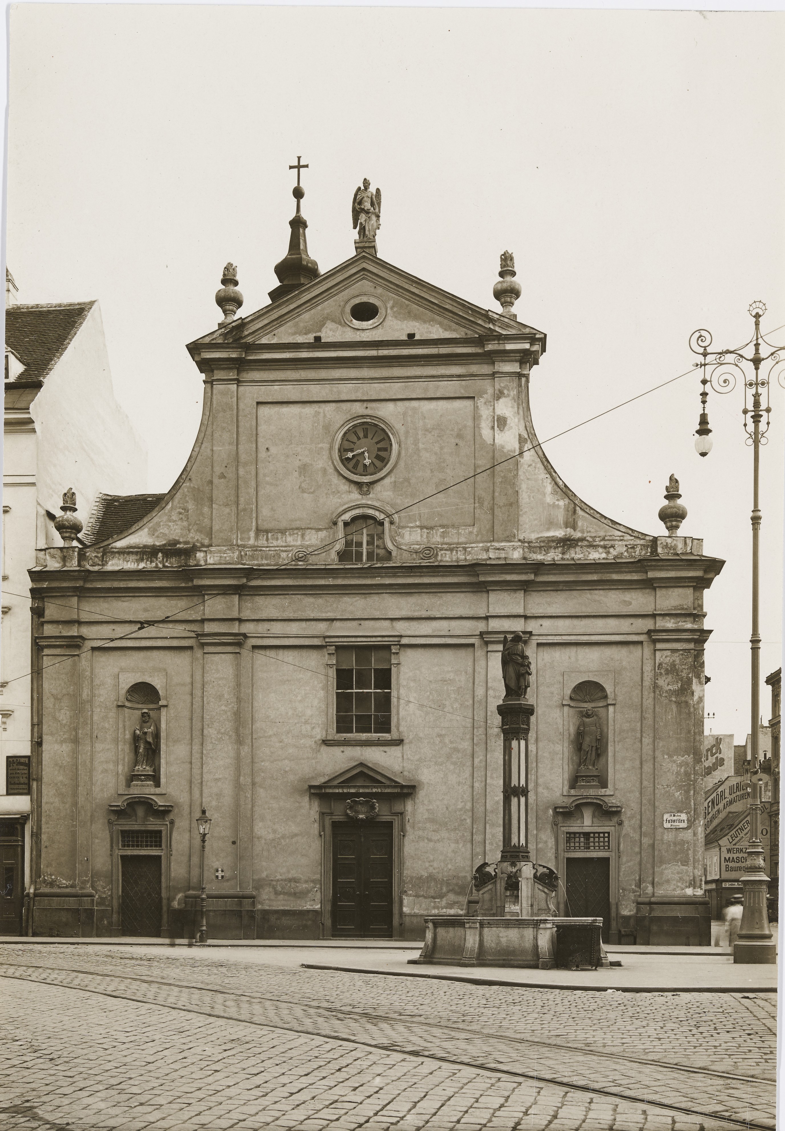 vor Paulanerkirche [10]