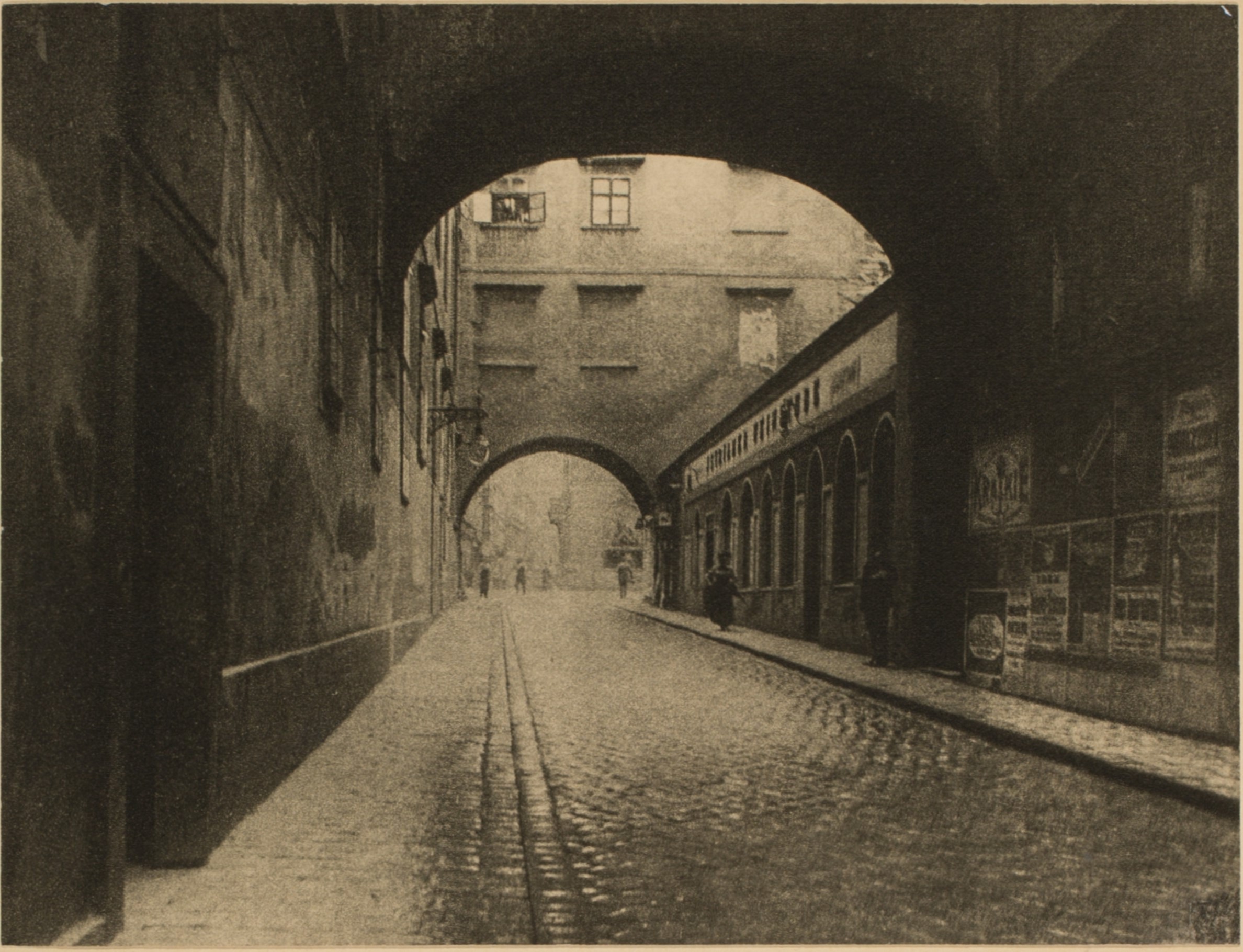 Blick durch die Schwibbögen in Richtung Universitätsplatz, 1910[9]