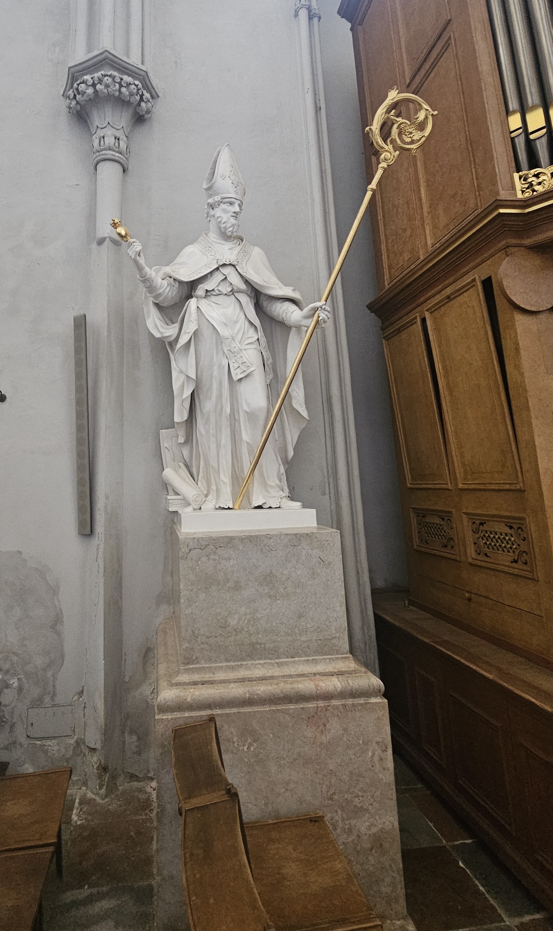 Statue des hl. Augustinus neben der Orgel