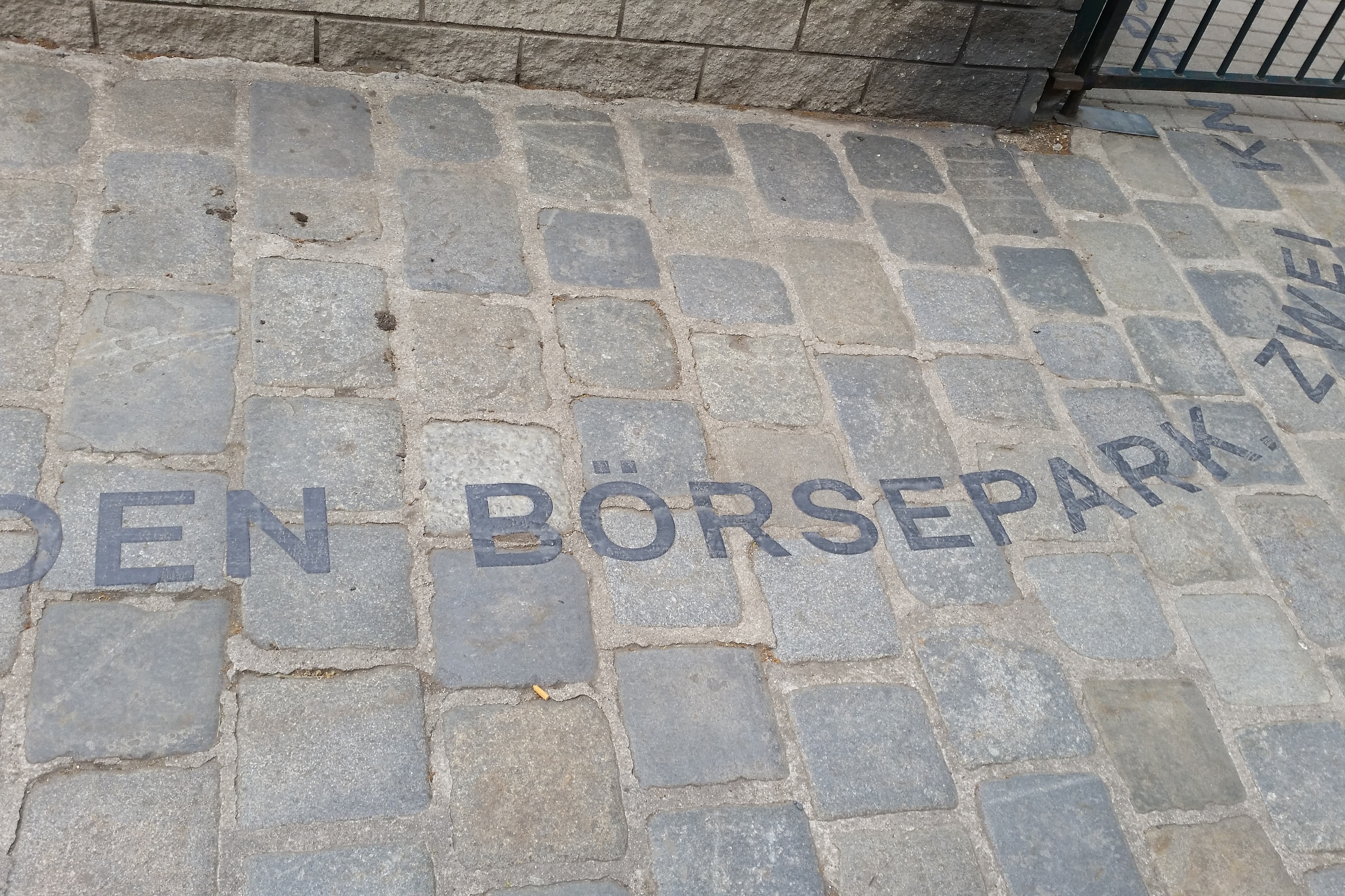 Schriftband durch den Börsepark