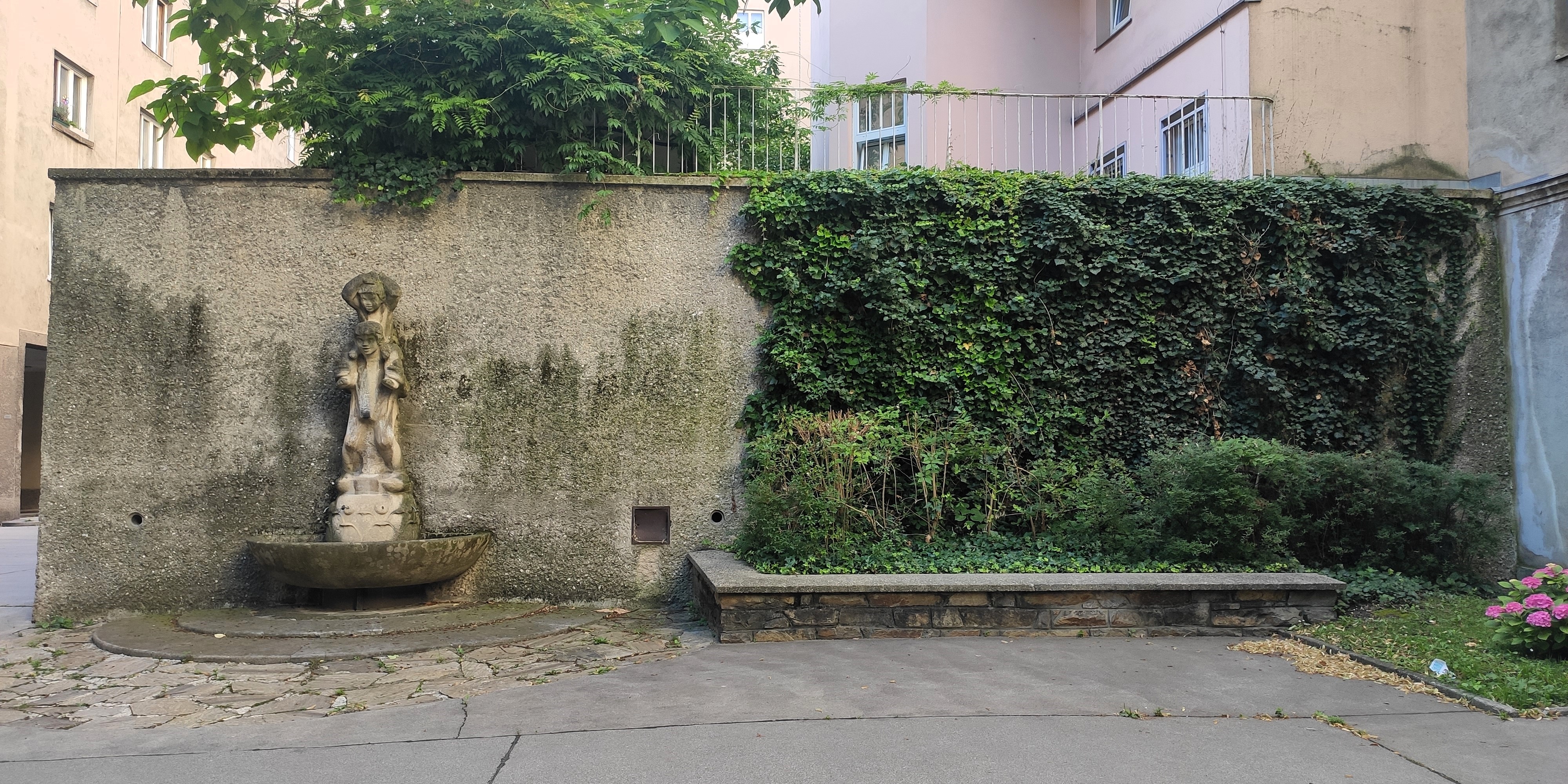 DIE GESCHWISTER inkl Sockelwand v. Hof d. Hauses Hainburger Straße 59 [2]