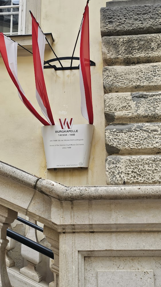 Tafel der Aktion „Wien – Eine Stadt stellt sich vor“ Hofburgkapelle