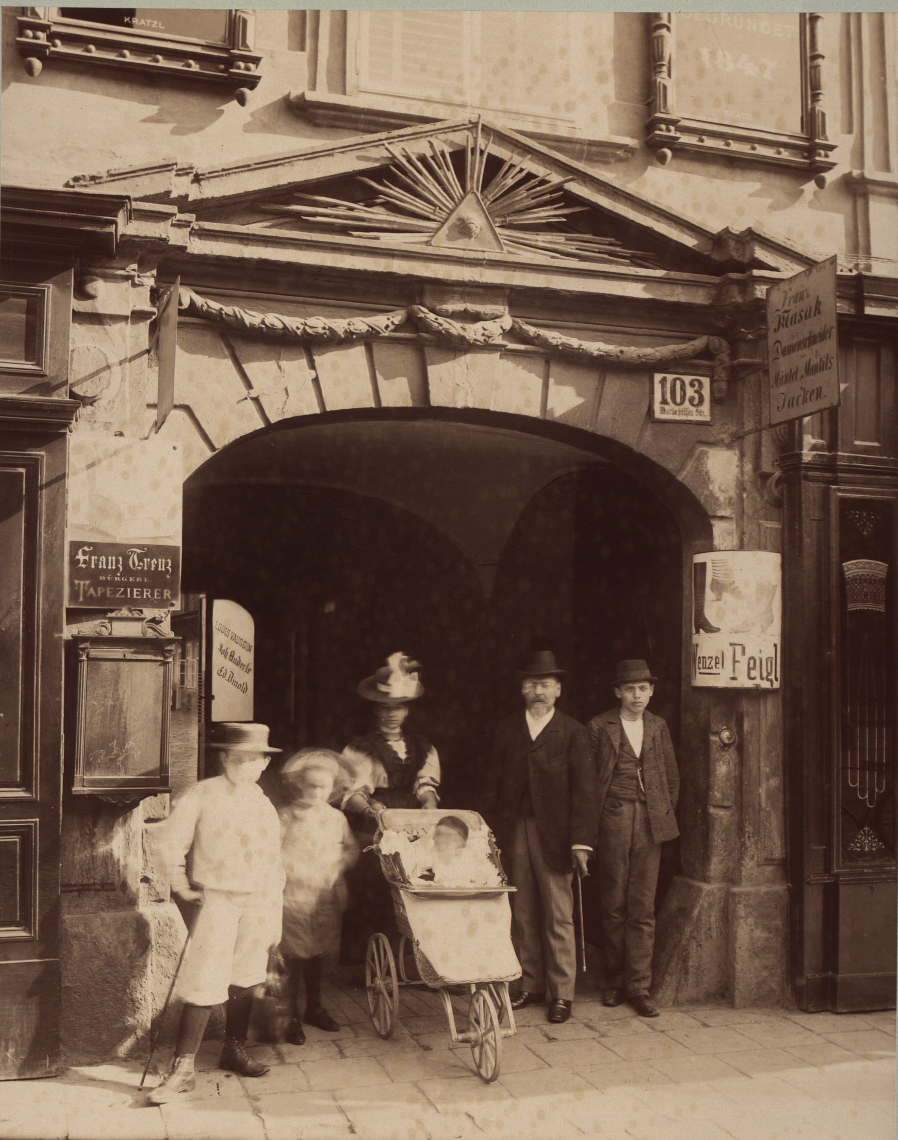 Portal mit Hausschild, um 1900 [1]