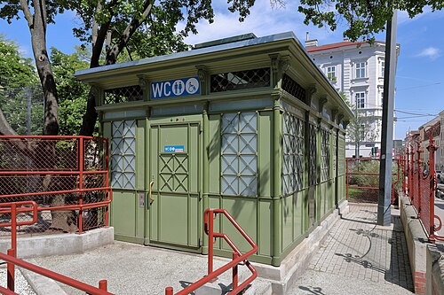 Wien - Schönbornpark, WC-Anlage .JPG