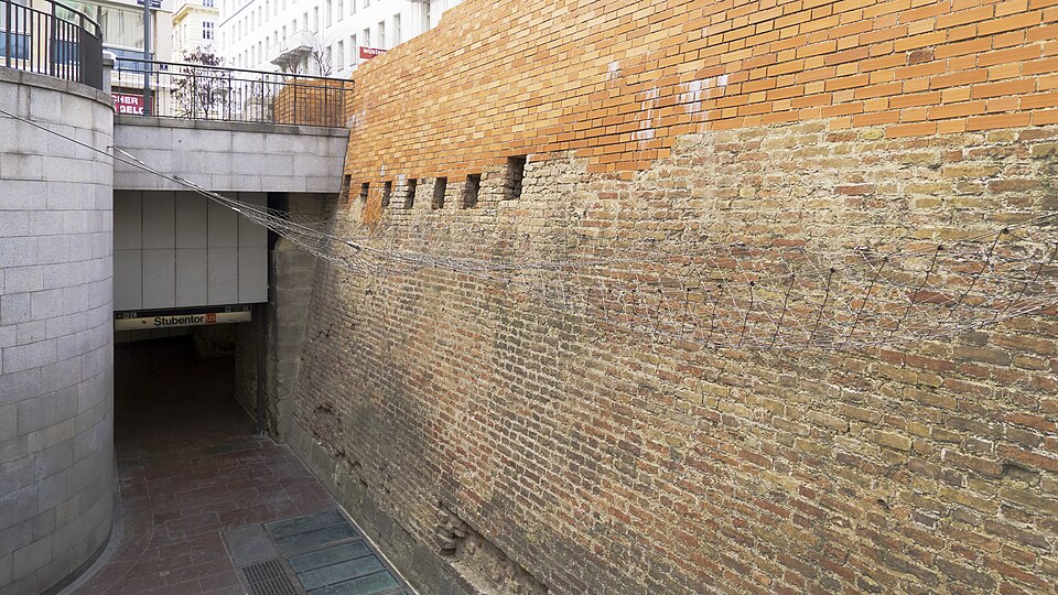 Datei:U3 Stubentor Stadtmauer a.jpg