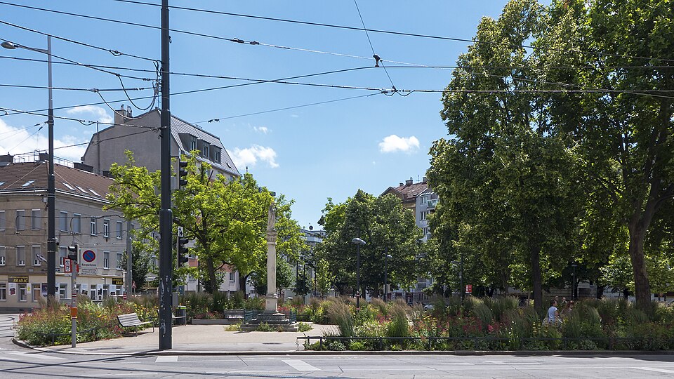 Wege- und Aufenthaltsbereiche mit Blick zur Ottakringer Brauerei