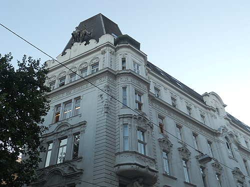 Die Dreailaufer am Giebel von Viktor Tilgner