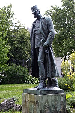 Ansicht der Bronzestatue