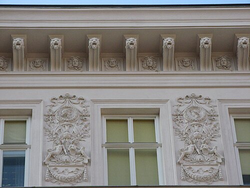 Details mit Bienenstock und Wienwappen
