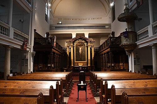 Blick in die Kirche, Altar