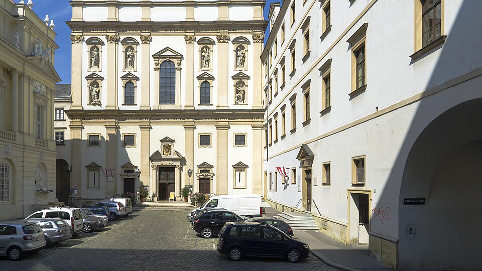 Blick auf Jesuitenkirche und Platz
