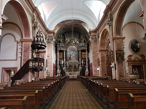 Innenraum mit Hochaltar
