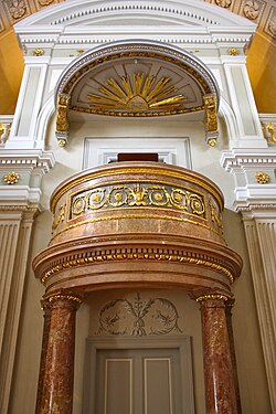 Kanzel (1774), rötlicher Marmor mit vergoldeten Akanthusmotiven