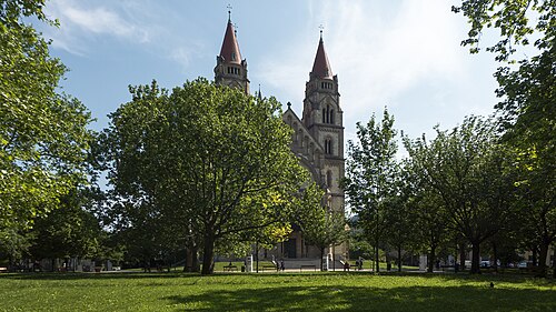 Der Park mit Kirche