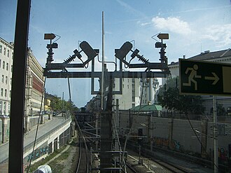 AntonVonWebernPlatz1.mdw.ÜberplattungDerS-Bahn.A.JPG