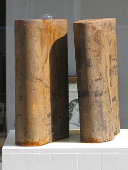 1060 Barnabitengasse 10 - Eisenplastik Plateau Schuhe Rolf Laven 2007 IMG 4580.jpg