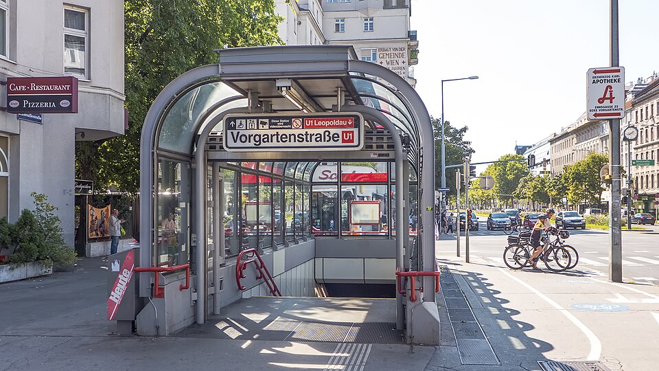 Aufgang an der Lassallestraße