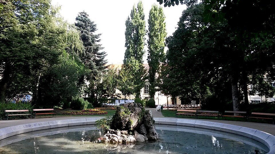 Brunnenbecken im Park