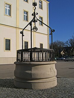 Brunnen vor Kahlenbergkirche.jpg