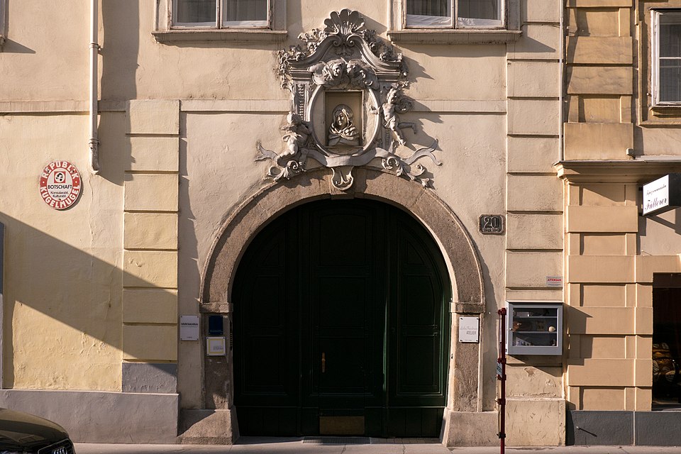 Datei:Singerstraße 20 Eingang.jpg