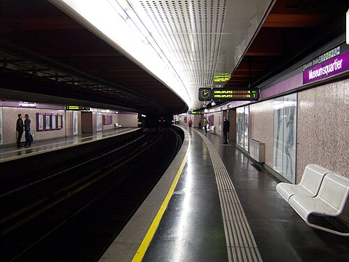 U2 am Bahnsteig Museumsquartier