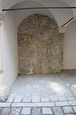 Erhaltenes Gemäuer im Hof