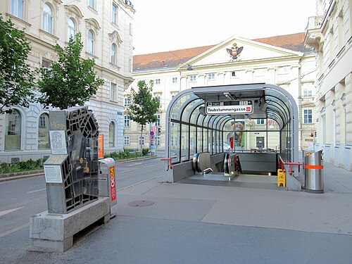 Aufgang an der Favoritenstraße